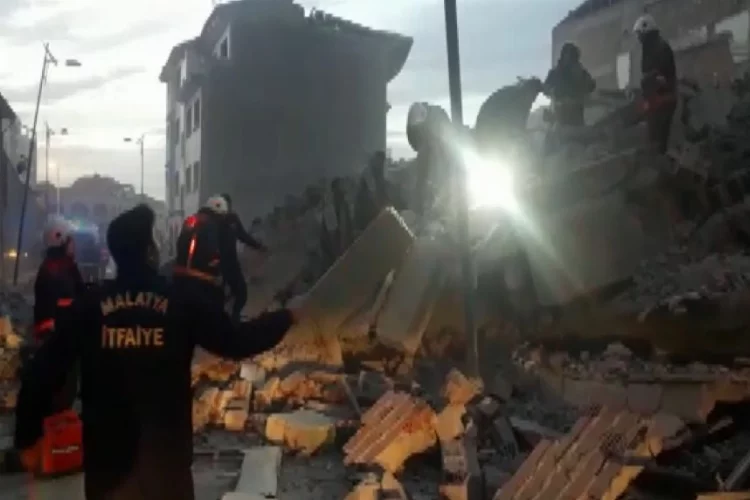 Malatya’da hasarlı bina çöktü: 1 kişi enkaz altında kaldı