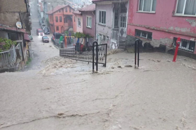 Afyonkarahisar'da etkili yağış yaşamı durdurdu