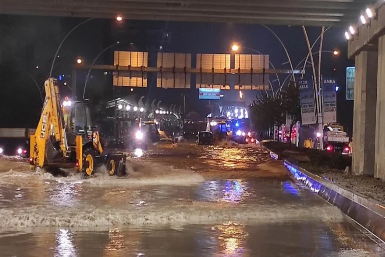 Ankara’da metro istasyonlarını sular bastı