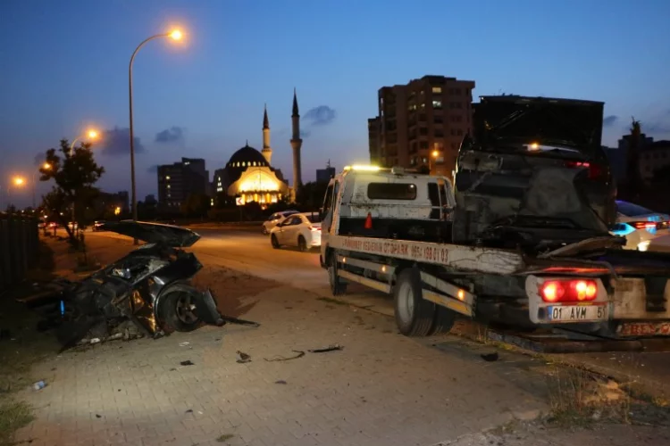 Adana'da trafik kazası: Otomobil ikiye ayrıldı