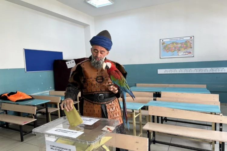 İstanbul'da vatandaş papağanıyla oy kullandı