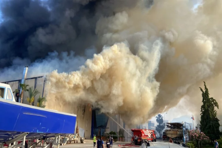Antalya'da tekne üretim tersanesinde yangın