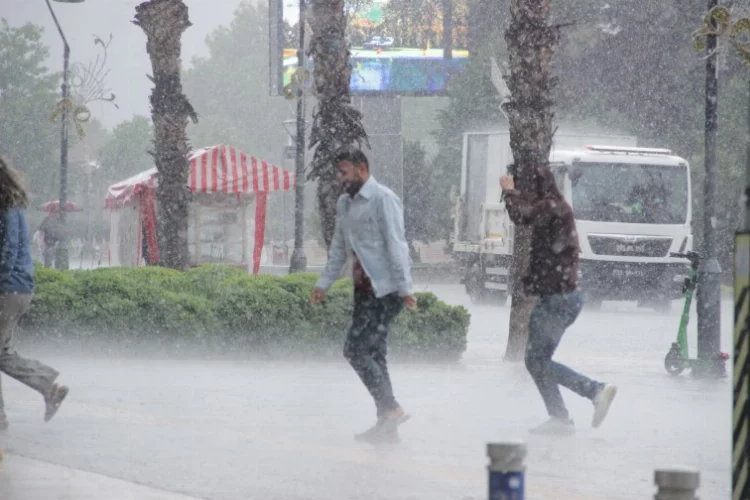İzmir'de sağanak yağış vatandaşlara zor anlar yaşattı