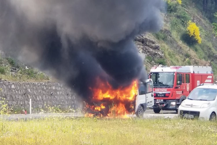 İzmir'de seyir halindeki araç alev alev yandı