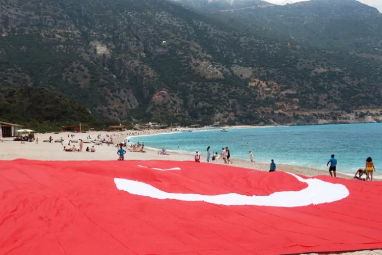 Ölüdeniz'de dev Türk bayraklı 19 Mayıs kutlaması