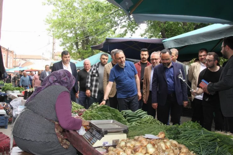 Bakan Kasapoğlu, Manisa'da pazar alışverişi yaptı