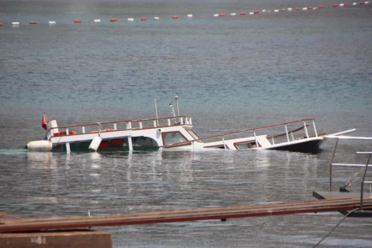 Muğla'da su alan tekne battı   