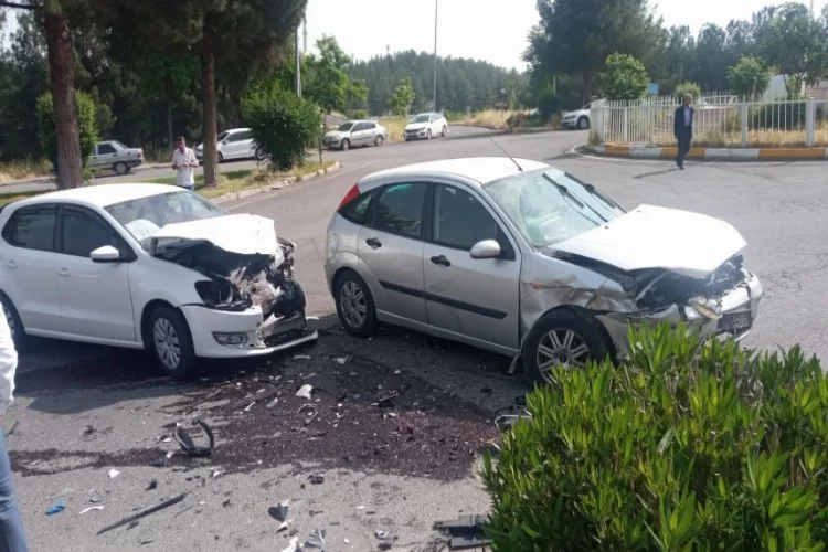 Diyarbakır'da kaza: Otomobiller kafa kafaya çarpıştı