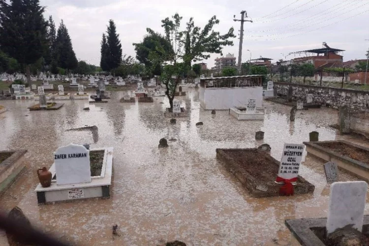 Aydın sağanak yağış mezarlığı su içerisinde bıraktı