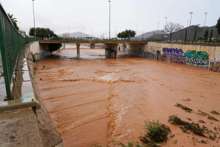 İspanya'da sel felaketi nedeniyle eğitime ara verildi
