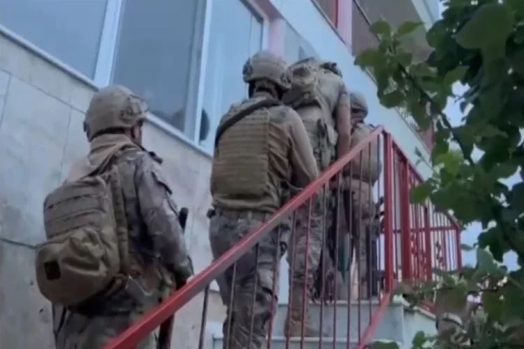 İzmir'de havadan ve karadan uyuşturucu operasyonu