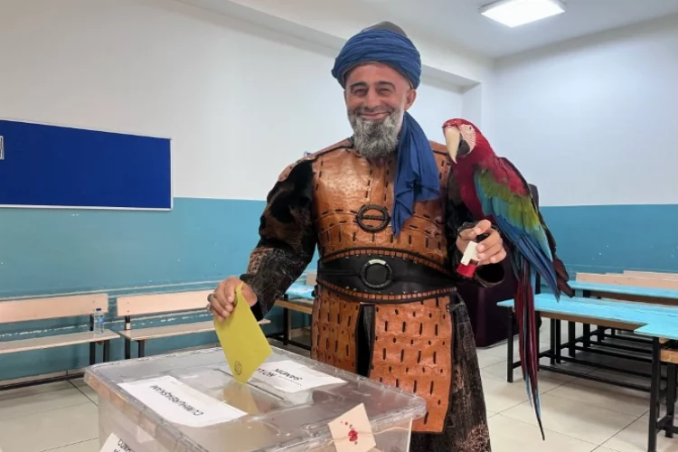 İstanbullu vatandaş, papağanıyla oy kullanmaya gitti