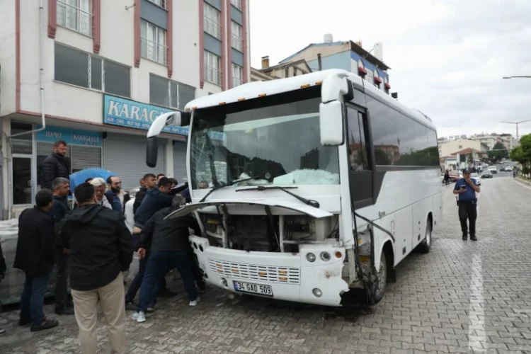 Malatya'da kaza ! Midibüs trafiğe daldı