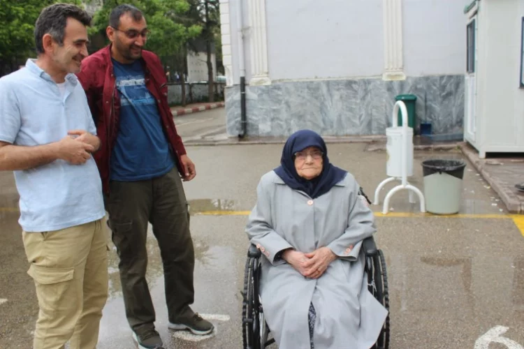 98 yaşındaki kadın sandığa gidip demokrasi örneği sergiledi
