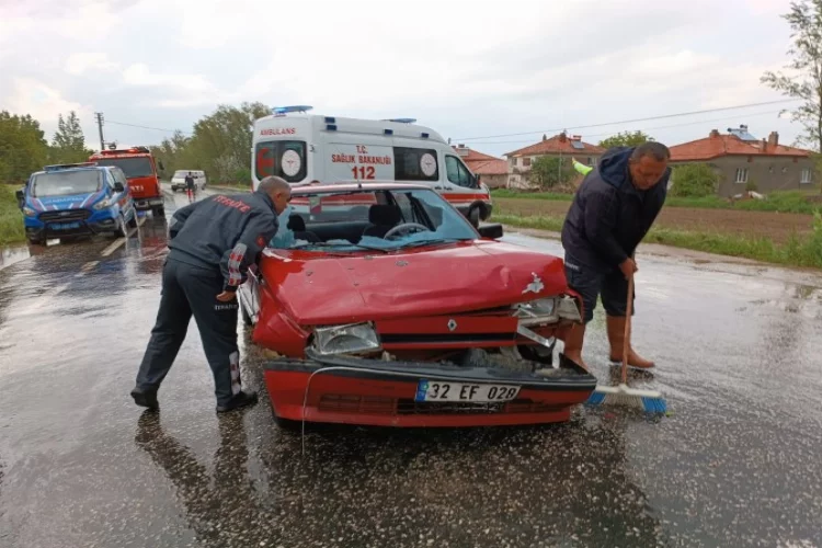 Afyonkarahisar'da kaza! Minibüs otomobille çarpıştı