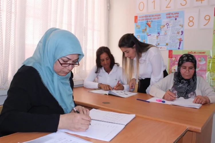 Depremzede öğretmenler İzmir’de kadınlara umut oluyor