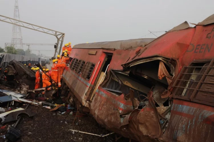 Hindistan'da tren kazası: Ölü sayısı 288'e yükseldi