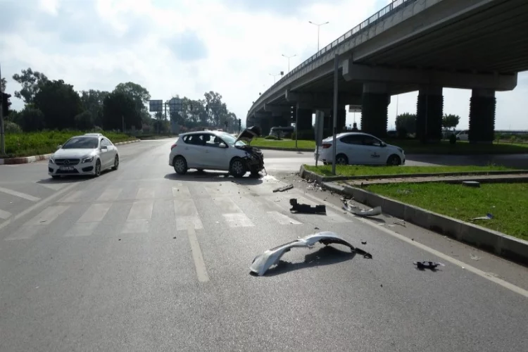 Antalya'da kaza! İki otomobil çarpıştı