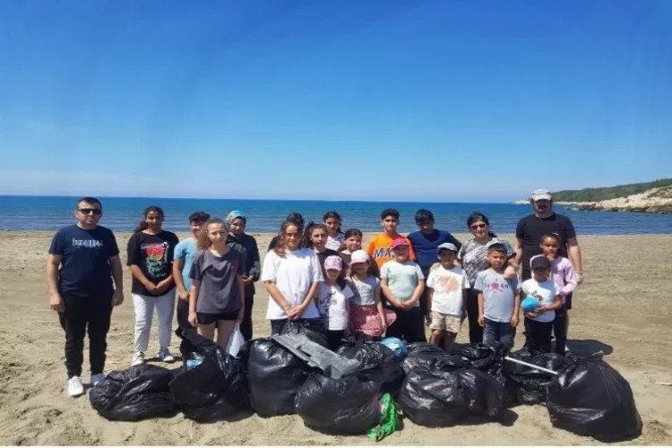 Öğrenciler plajda çevre temizliği yaptı
