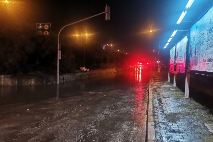 İzmir'de yağmur hayatı felç etti, araçlar suya gömüldü