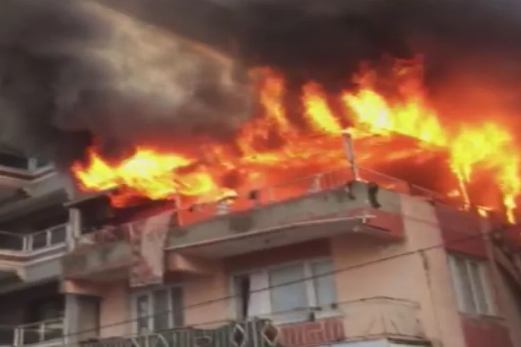 İzmir'de bir binanın çatı katında yangın çıktı