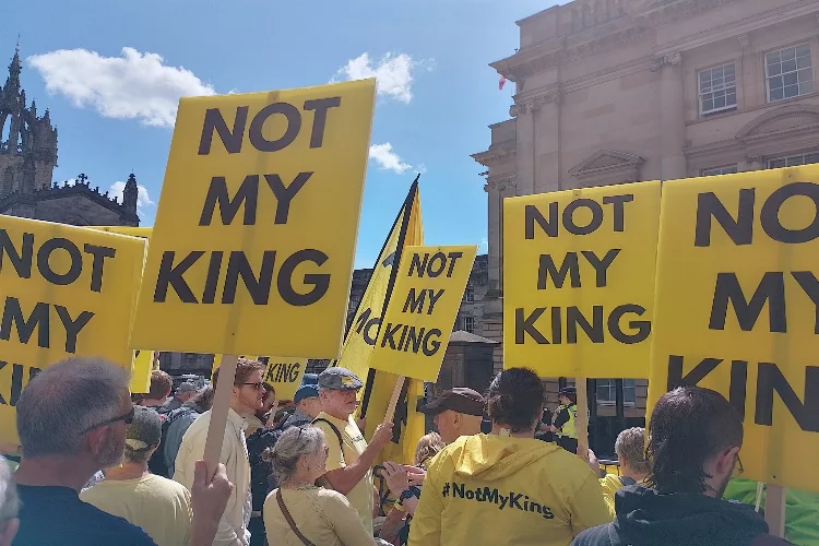 Monarşi karşıtlarından İngiltere Kralı 3. Charles’a protesto