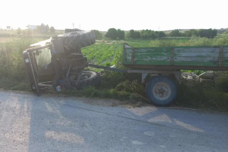 Afyonkarahisar'da minibüsün çarptığı traktör devrildi