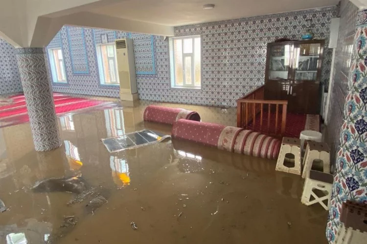 Samsun'da dere taştı, cami ve evleri su bastı