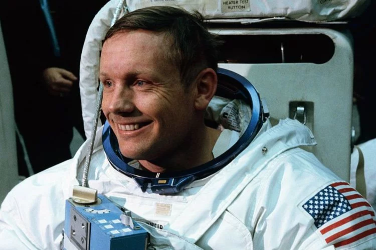 Ay’a ilk ayak basan insan olan Neil Armstrong kimdir? Neil Armstrong Ay’a ayak bastığında ne dedi?
