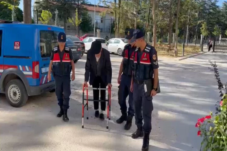 89 yaşındaki şüpheli adliyeye 4 ayaklı bastonla getirildi