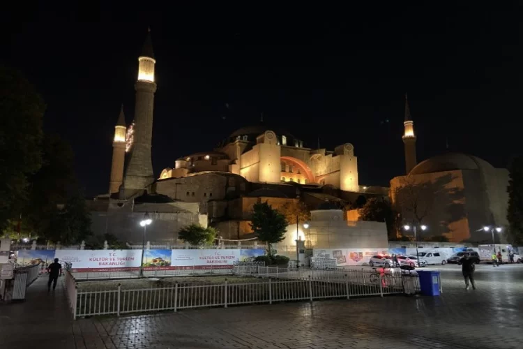 Binlerce insan Ayasofya Camii'ne akın etti