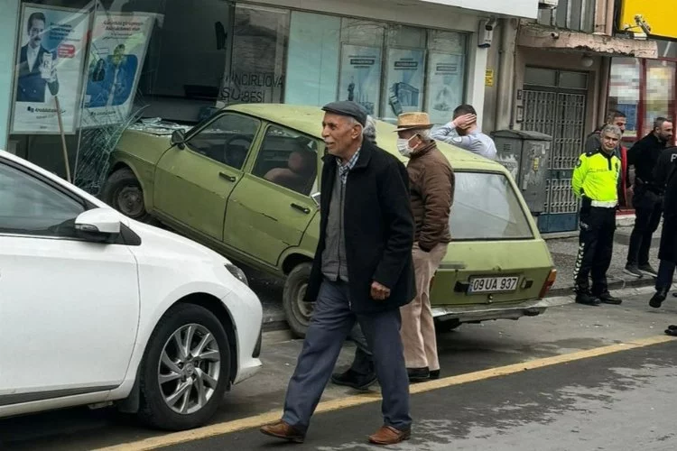 Aydın’da kaza: Otomobil bankaya girdi