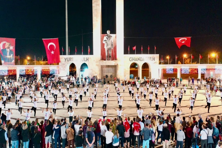 Cumhuriyetin 100. Yılında Aydın'da 100 kişiyle Zeybek gösterisi