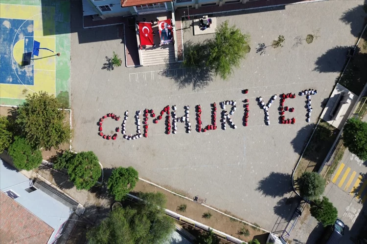 Aydın'da öğrencilerden Cumhuriyet koreografisi