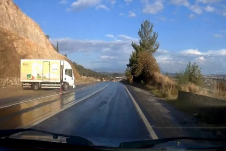 Aydın'da kamyonun yolda kayması, kameraya yansıdı