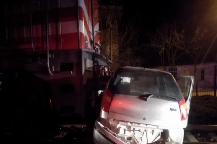 Aydın'da lokomotifin sürüklediği otomobilin sürücüsü yara almadan kurtuldu