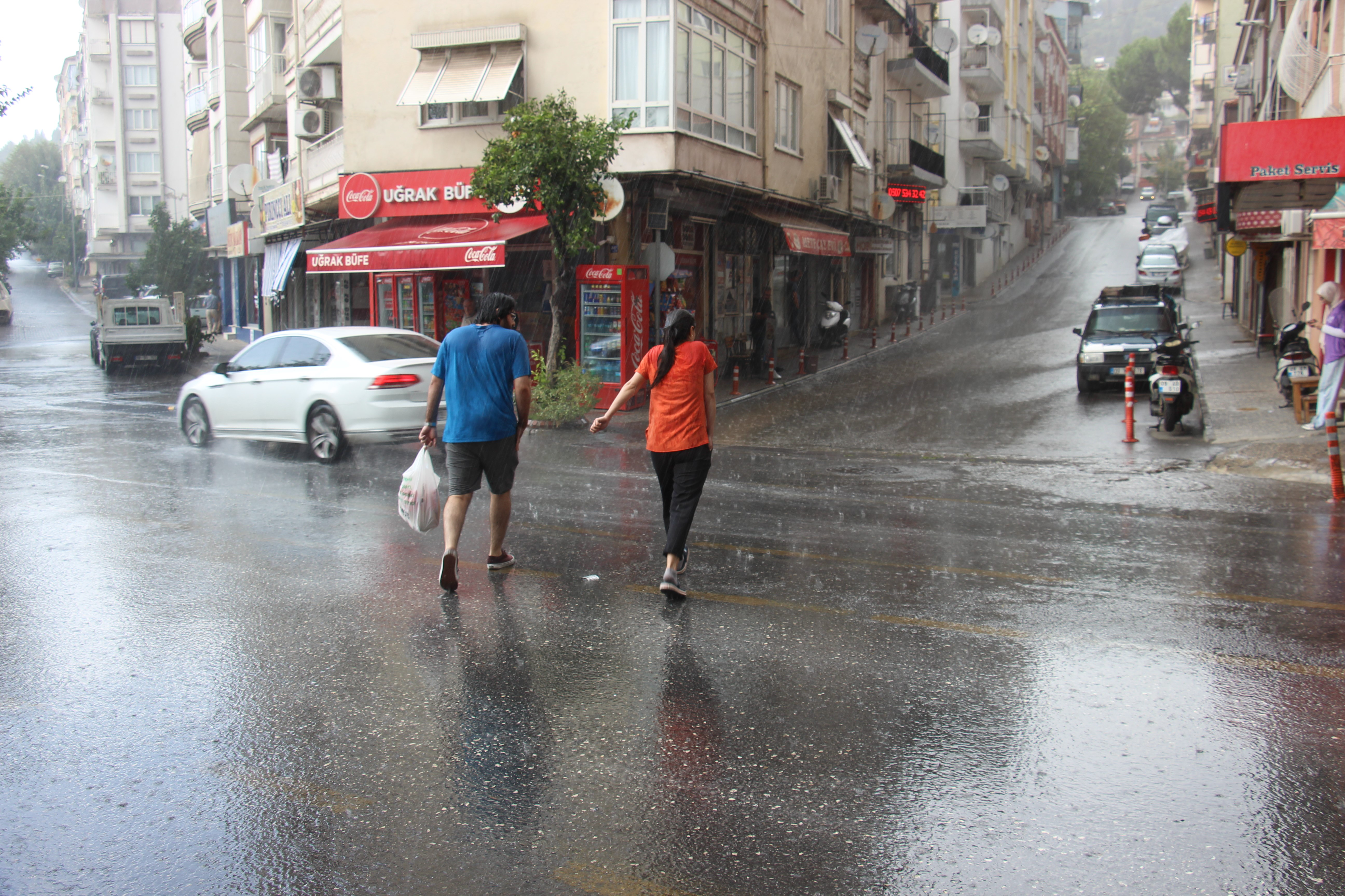 Aydın'da sağanak yağış vatandaşları serinletti (2)