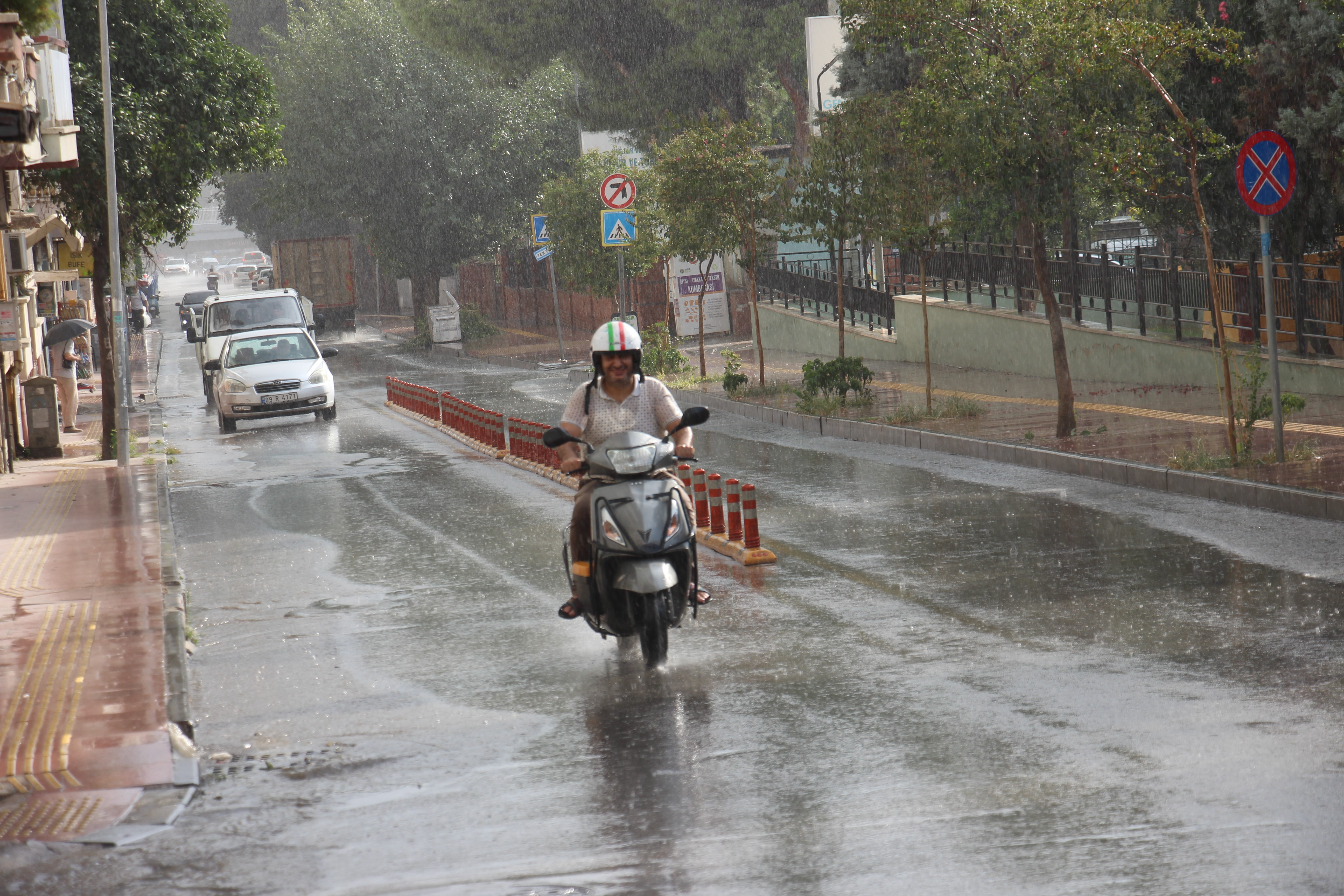 Aydın'da sağanak yağış vatandaşları serinletti (3)