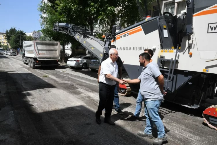 İzmir'de rekor sıcaklıkta asfaltlama çalışması