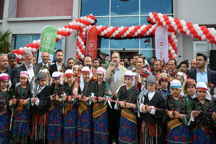 Bakan Kasapoğlu'ndan İzmir'de Gençlik Merkezi açılışı