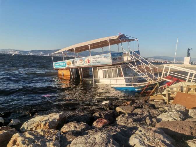 İzmir’in Balçova ilçesinde, etkili olan kuvvetli lodos nedeniyle bir balık-ekmek teknesi yan yattı. Vidanjör yardımıyla teknedeki suyu tahliye etme çalışmaları devam ediyor.