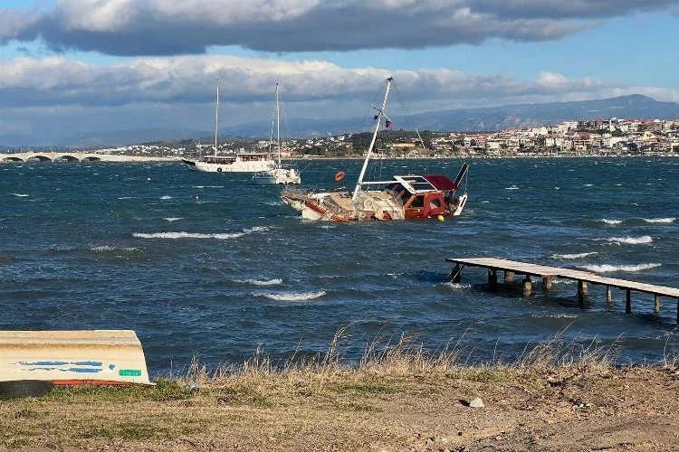 Balıkesir’de fırtına: Tekneler battı, seferler iptal edildi