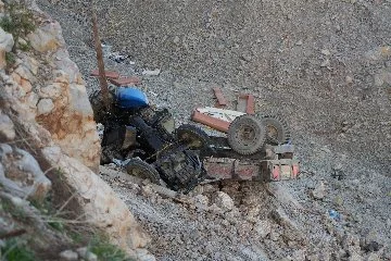 Balıkesir'de kaza: Traktör şarampole yuvarlandı
