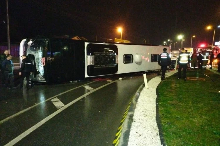  Balıkesir’de yolcu otobüsü devrildi!