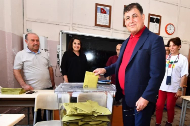 Başkan Cemil Tugay İzmir Tabip Odası seçimlerinde oyunu kullandı
