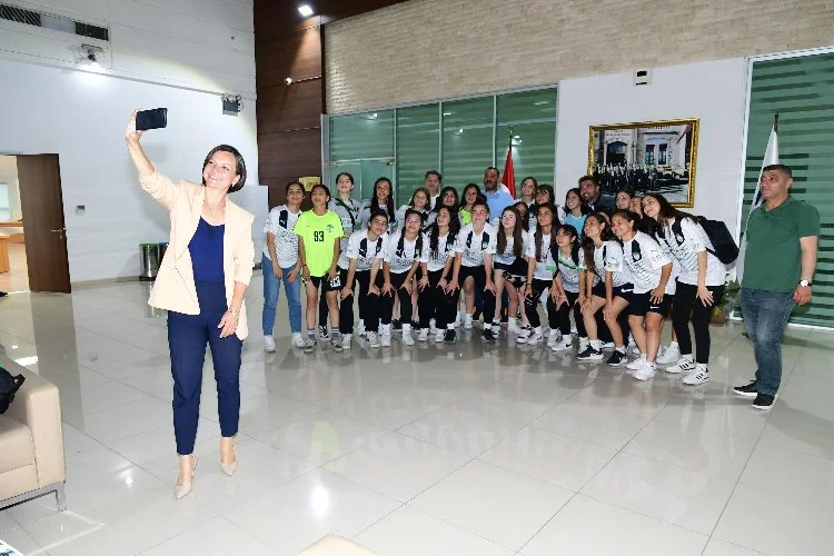 Başkan Kınay Orbit Karabağlarspor Kız Futbol Takımı’yla buluştu