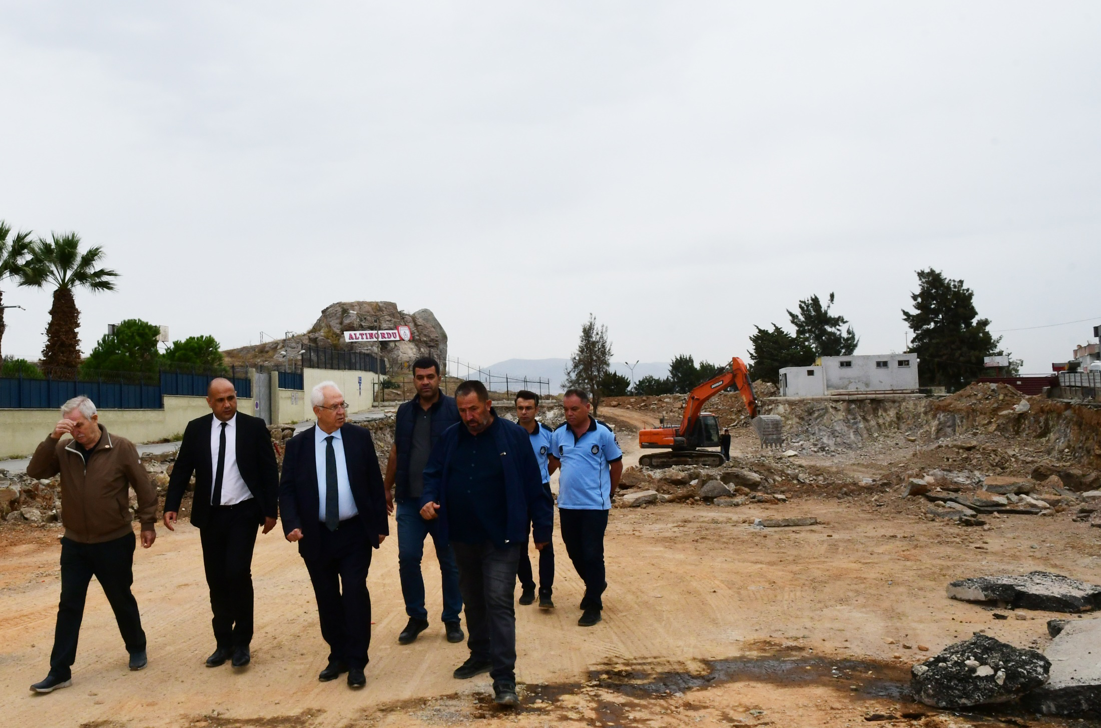 Başkan Selvitopu pazaryeri inşaatını denetledi (4)