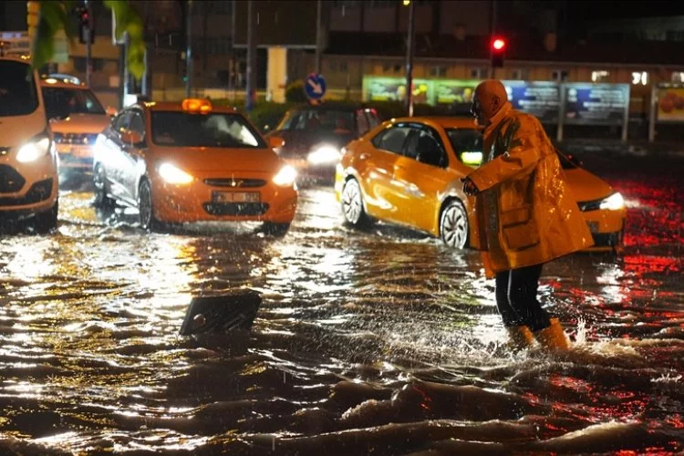 Başkent Ankara'da sağanak yağış etkili oluyor