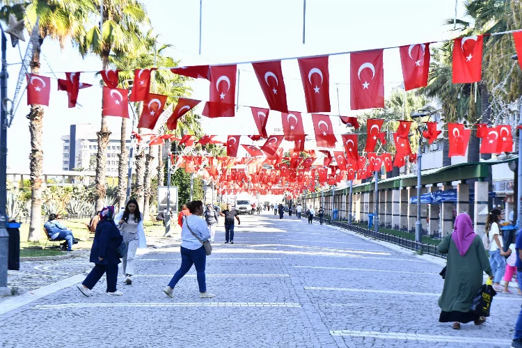İzmir'de 35 bin metrekare Türk bayraklarıyla donatıldı