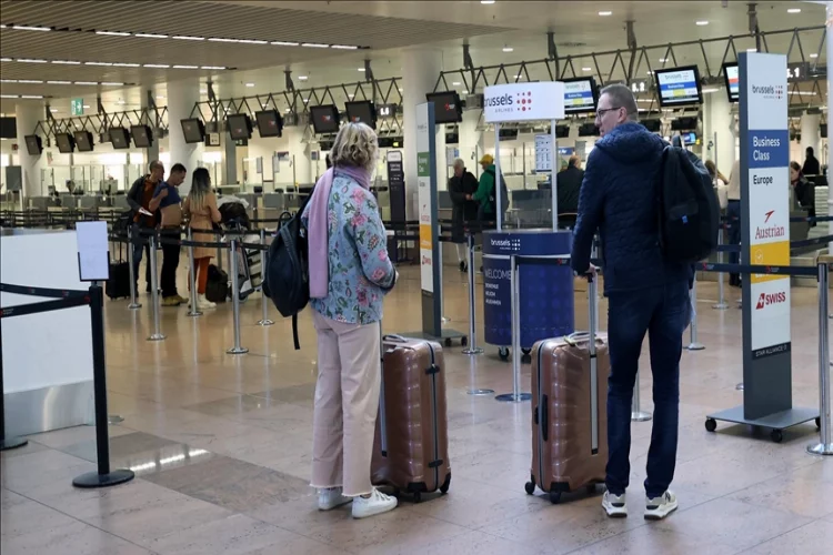 Belçika'da havalimanlarında görevli polisler iş yavaşlatıyor